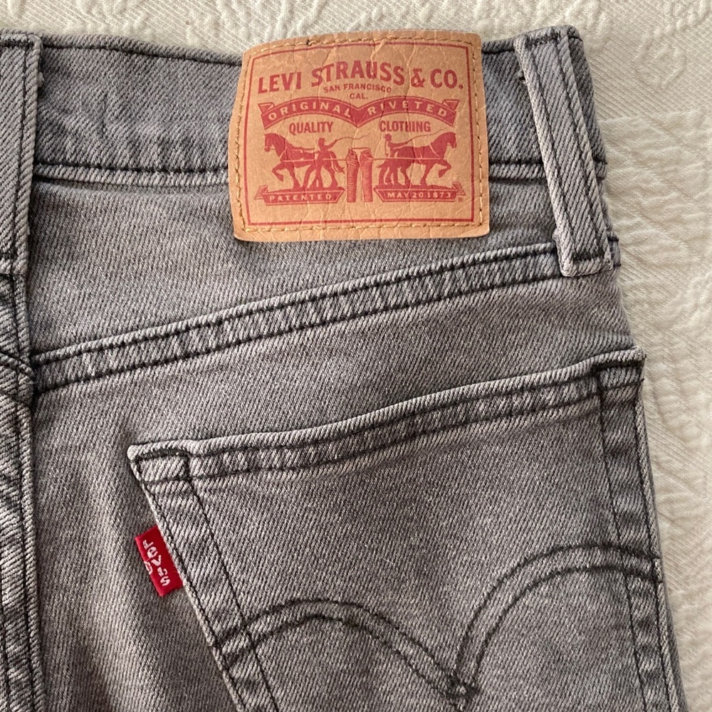 Levi's Women’s Gray Jeans - Picture 7 of 7